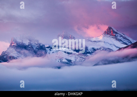 Die drei Schwestern-Gipfel bei Sonnenaufgang von Canmore Alberta kanadischen Rocky Mountains, Kanada Stockfoto