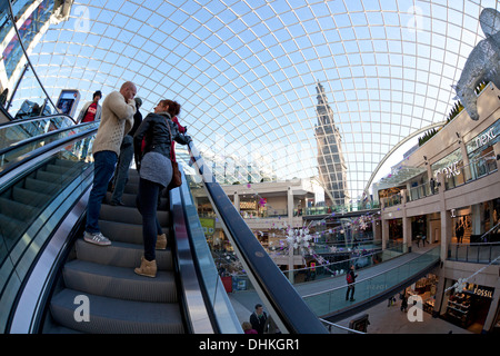 Menschen auf der Rolltreppe in die Dreifaltigkeit Einkaufszentrum, Leeds, West Yorkshire Stockfoto