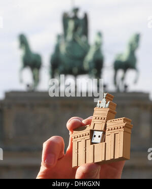 Berlin, Deutschland. 12. November 2013. ILLUSTRATION - eine Abbildung Bild zeigt einen USB-Stick in Form des Brandenburger Tors wird vor das Wahrzeichen der Stadt in Berlin, Deutschland, 12. November 2013 vorgestellt. Die "USBerlinstick" hat eine Kapazität von 4GB und kommt kurz nach Souvinier Geschäfte. Foto: WOLFGANG KUMM/Dpa/Alamy Live News Stockfoto
