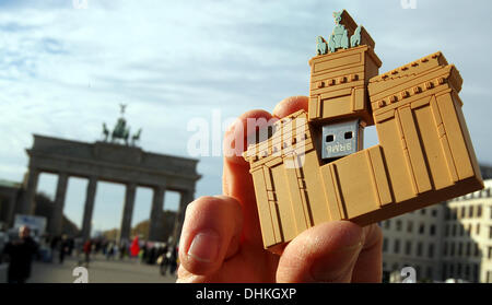 Berlin, Deutschland. 12. November 2013. ILLUSTRATION - eine Abbildung Bild zeigt einen USB-Stick in Form des Brandenburger Tors wird vor das Wahrzeichen der Stadt in Berlin, Deutschland, 12. November 2013 vorgestellt. Die "USBerlinstick" hat eine Kapazität von 4GB und kommt kurz nach Souvinier Geschäfte. Foto: WOLFGANG KUMM/Dpa/Alamy Live News Stockfoto