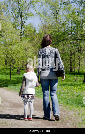 Mama mit einer Tochter auf die Erholung im park Stockfoto