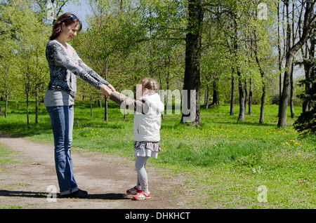 Mama mit einer Tochter auf die Erholung im park Stockfoto