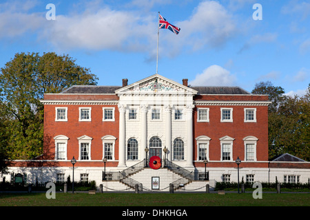 Das Rathaus mit einem riesigen Mohn am Volkstrauertag, Warrington, Cheshire Stockfoto