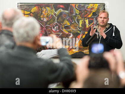 Berlin, Deutschland. 12. November 2013. Roberto Yanez, Enkel des ehemaligen Staatschef des Rates der DDR, Erich Honecker, vor einem seiner Gemälde ausgestellt unter dem Titel "Abstraktion" (lit. Abstraktion) bei einem gallary in Berlin, Deutschland, 12. November 2013. Danach liest er aus seinem Buch "Frühlingsregen" (lit.-Frühlings-Regen). Foto: BERND VON JUTRCZENKA/Dpa/Alamy Live-Nachrichten Stockfoto