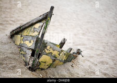 Farbbild ein verlassenes Schiff im Sand stecken Stockfoto