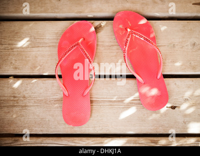 Rosa Flip Flop Sandalen auf Holz Hintergrund Stockfoto