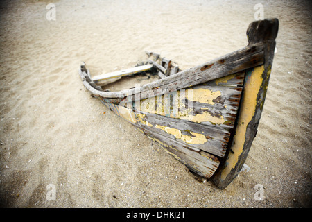 Farbbild ein verlassenes Schiff im Sand stecken Stockfoto