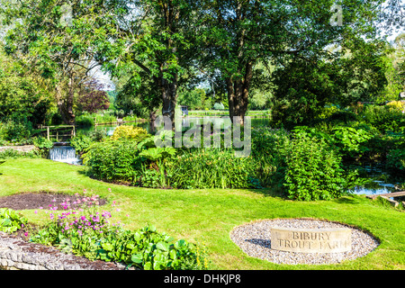 Der ziemlich Landschaftsgarten der Forellenzucht in Cotswold Dorf von Bibury in Coln Valley. Stockfoto