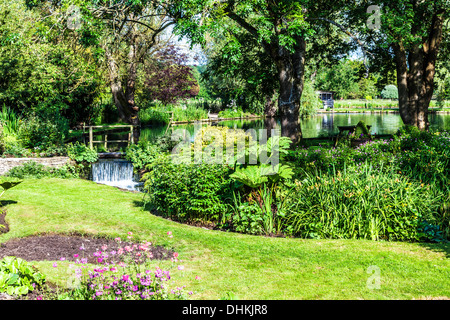 Der ziemlich Landschaftsgarten der Forellenzucht in Cotswold Dorf von Bibury in Coln Valley. Stockfoto