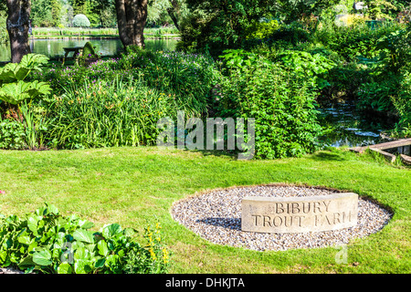 Der ziemlich Landschaftsgarten der Forellenzucht in Cotswold Dorf von Bibury in Coln Valley. Stockfoto