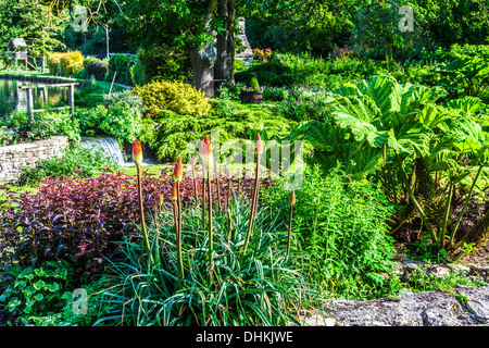 Der ziemlich Landschaftsgarten der Forellenzucht in Cotswold Dorf von Bibury in Coln Valley. Stockfoto