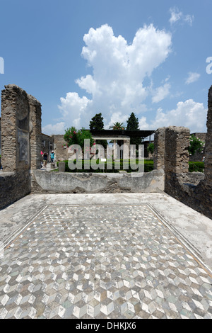 Haus des Faun Tablinum Boden, weiße geometrischen Mustern gepflastert mit Stücken von schwarzen, weißen und grünen Stein, Pompeji-Italien. Stockfoto