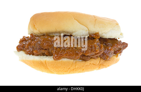 Ein Sandwich vom Schwein in einer dicken Barbecue-Sauce auf einem weißen Brötchen. Stockfoto