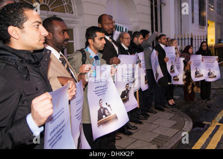 London, UK. 12. November 2013. Journalisten protestieren vor der ägyptischen Botschaft gegen die Tötung, Verhaftungen und Schikanen gegenüber Pressevertretern. Bildnachweis: Paul Davey/Alamy Live-Nachrichten Stockfoto