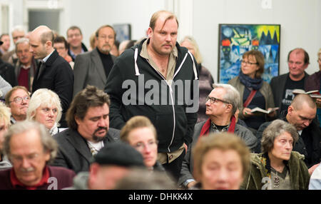 Berlin, Deutschland. 12. November 2013. Deutscher Dichter, Musiker und Maler Roberto Yanez, Enkel des ehemaligen Staatschef des Rates der der ehemaligen DDR, Erich Honecker, präsentiert sein Buch "Frühlingsregen" in einer Galerie in Berlin, Deutschland, 12. November 2013. Foto: BERND VON JUTRCZENKA/Dpa/Alamy Live-Nachrichten Stockfoto