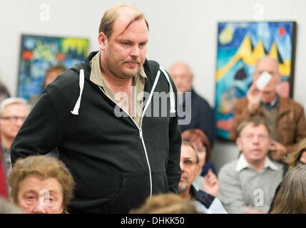 Berlin, Deutschland. 12. November 2013. Deutscher Dichter, Musiker und Maler Roberto Yanez, Enkel des ehemaligen Staatschef des Rates der der ehemaligen DDR, Erich Honecker, präsentiert sein Buch "Frühlingsregen" in einer Galerie in Berlin, Deutschland, 12. November 2013. Foto: BERND VON JUTRCZENKA/Dpa/Alamy Live-Nachrichten Stockfoto