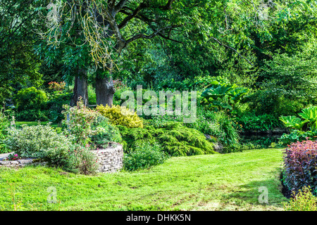 Der ziemlich Landschaftsgarten der Forellenzucht in Cotswold Dorf von Bibury in Coln Valley. Stockfoto