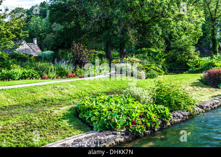 Der ziemlich Landschaftsgarten der Forellenzucht in Cotswold Dorf von Bibury in Coln Valley. Stockfoto