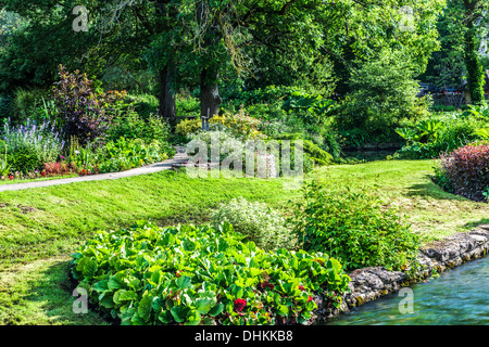 Der ziemlich Landschaftsgarten der Forellenzucht in Cotswold Dorf von Bibury in Coln Valley. Stockfoto