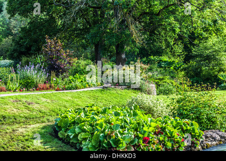 Der ziemlich Landschaftsgarten der Forellenzucht in Cotswold Dorf von Bibury in Coln Valley. Stockfoto