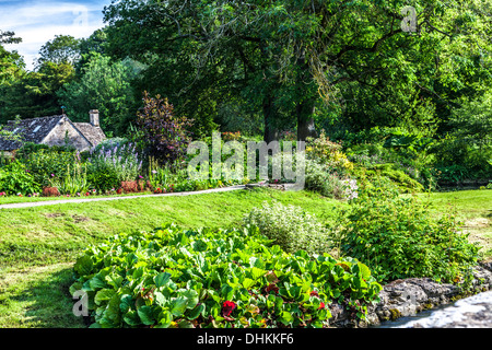 Der ziemlich Landschaftsgarten der Forellenzucht in Cotswold Dorf von Bibury in Coln Valley. Stockfoto