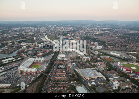 Dämmerung Luftbild über Manchester mit Old Trafford Football und Cricket Ground im Vordergrund. Stockfoto