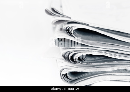 Nahaufnahme der Zeitungen auf einfarbigen Hintergrund Stockfoto