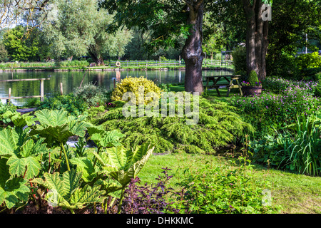 Der ziemlich Landschaftsgarten der Forellenzucht in Cotswold Dorf von Bibury in Coln Valley. Stockfoto