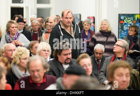 Berlin, Deutschland. 12. November 2013. Deutscher Dichter, Musiker und Maler Roberto Yanez, Enkel des ehemaligen Staatschef des Rates der der ehemaligen DDR, Erich Honecker, präsentiert sein Buch "Frühlingsregen" in einer Galerie in Berlin, Deutschland, 12. November 2013. Foto: BERND VON JUTRCZENKA/Dpa/Alamy Live-Nachrichten Stockfoto