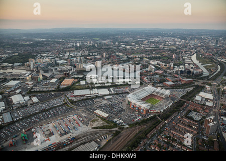 Dämmerung Luftbild über Manchester mit Old Trafford Football und Cricket Ground im Vordergrund. Stockfoto