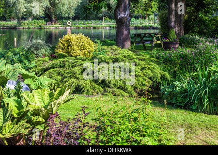 Der ziemlich Landschaftsgarten der Forellenzucht in Cotswold Dorf von Bibury in Coln Valley. Stockfoto