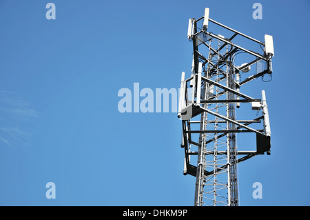 Niedrigen Winkel Blick auf einem Fernmeldeturm vor einem strahlend blauen Himmel. Stockfoto