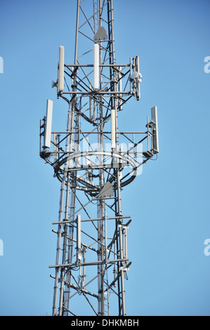 Niedrigen Winkel Blick auf einem Fernmeldeturm vor einem strahlend blauen Himmel. Stockfoto