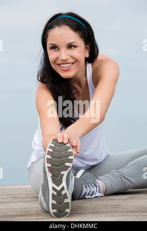 Schöne junge Frau, die im freien Morgen Übungen Stockfoto