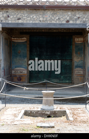 Blick über das Atrium mit Impluvium, Tablinum in das Haus des Wildschweins, Pompeji-Italien. Stockfoto