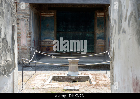 Blick über das Atrium mit Impluvium, Tablinum in das Haus des Wildschweins, Pompeji-Italien. Stockfoto