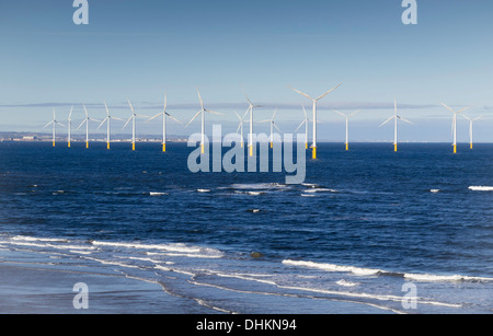 Sechzehn der siebenundzwanzig Turbinen im Windpark gesehen aus Redcar Beacon Cleveland North Yorkshire England UK Stockfoto