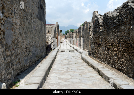 Die schmale gepflastert Straße Vicolo dei Vettii mit Trittsteine Fußgänger überqueren, ohne nasse Füße, Pompeji Italien bekommen zu lassen. Stockfoto