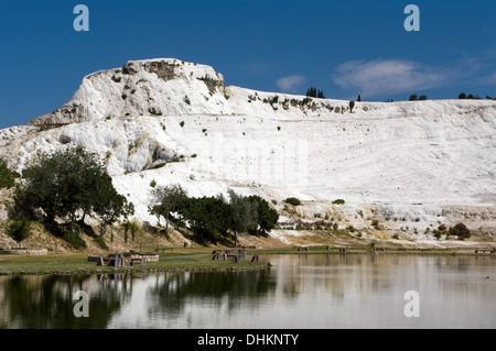 White Hill von Travertin Terrassen in Pamukkale, Taurus-Gebirge in der Türkei Stockfoto