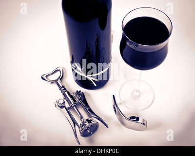 Rotwein im Glas und Flasche Stockfoto