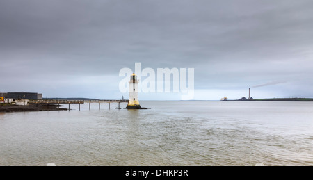 Leuchtturm auf dem Fluss Shannon von der Fähre aus dem tarbert, Co.Kerry, Irland: moneypoint im Hintergrund Stockfoto