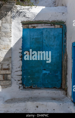 Blaue Tür in eine Straße in der Chora von amargos, mit Blick auf den Hafen Katapola auf Amorgos, Kykladen, Griechenland Stockfoto