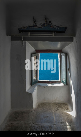 Blick aus dem Fenster in das Kloster Panagia hozoviotissa auf Amorgos, Kykladen, Griechenland. Stockfoto