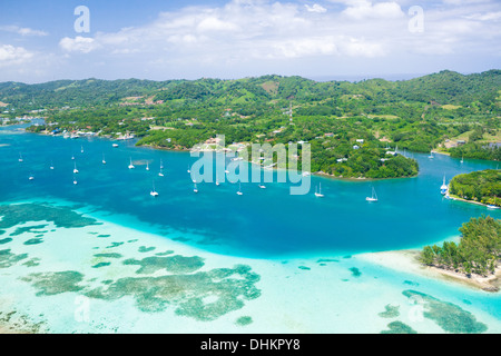 Luftaufnahme von Segelbooten Partie im französischen Hafen auf der Insel Roatan Stockfoto