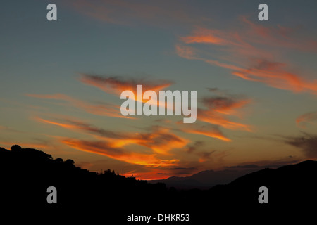 Feurigen Sonnenuntergang in die bergige Landschaft in der Nähe von Marathos, Region Heraklion, Kreta, Griechenland, Europa. Stockfoto