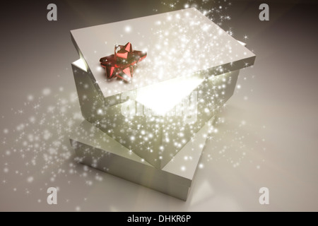 Stapel von Weihnachten präsentiert mit magischen funkelndes Licht kommt von innen. Stockfoto