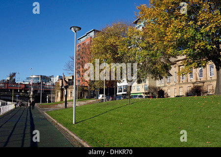 Customs House Quay Gärten öffentlichen Bereich Verbesserungen Schema entlang Fluss Clyde in Zentrum von Glasgow Schottland mit Jurys Inn centre Stockfoto