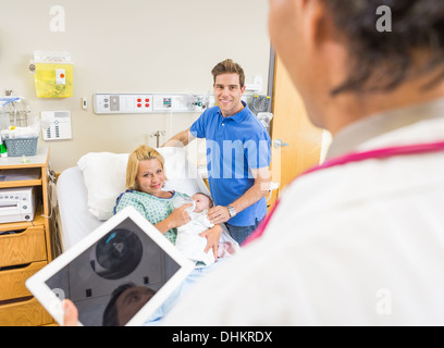 Zu zweit mit Blick auf Doctor Holding Digital Tablet Babygirl Stockfoto