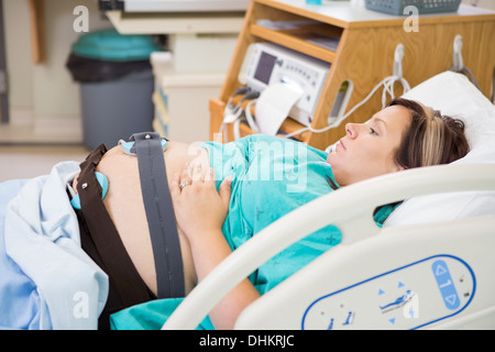 Geburt Mutter mit elektronischer Fetal Monitor auf Bauch Stockfoto