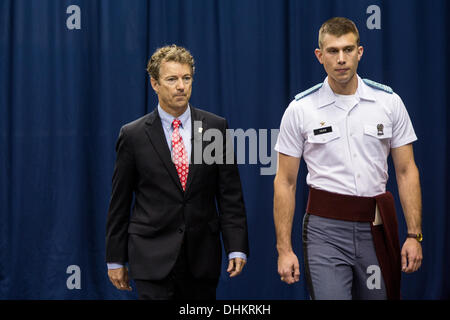 US-Senator Rand Paul kommt, um mit dem Kadettenkorps auf der Zitadelle 12. November 2013 in Charleston, South Carolina sprechen. Paulus sagte Kadetten, dass Hillary Clinton vom laufen für Präsidenten wegen der Affäre Benghazi disqualifiziert werden sollte. Stockfoto